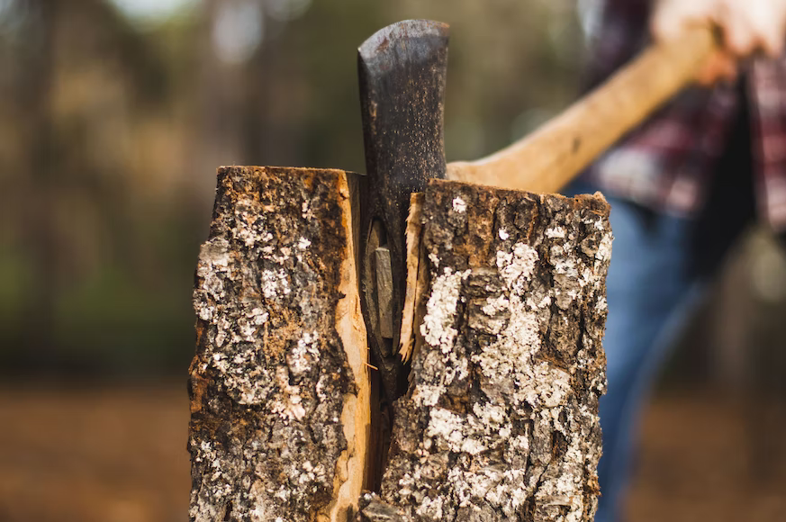 A tűzifa hasogatása és a favágás